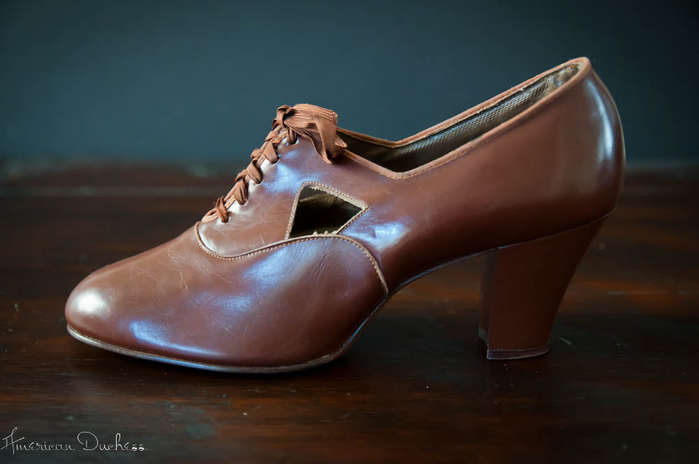 V84: Vintage 1930s Brown Oxfords